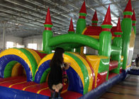 Les enfants quadruplent le parc d'attractions gonflable piquant avec la grande glissière