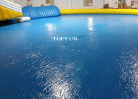 Parc aquatique gonflable bleu passionnant de message publicitaire avec des piscines