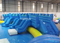 Parc aquatique gonflable bleu passionnant de message publicitaire avec des piscines
