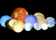 La publicité extérieure monte en ballon le ballon accrochant gonflable de globe de planètes avec la lumière menée