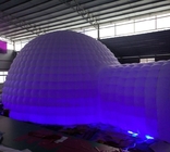 Nouveau design extérieur gigantesque igloo LED tente à dôme gonflable avec 2 tunnels d'entrée événement pour la fête
