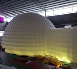 Nouveau design extérieur gigantesque igloo LED tente à dôme gonflable avec 2 tunnels d'entrée événement pour la fête