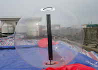 Promenade gonflable transparente sur la boule de l'eau
