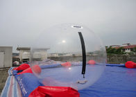 Promenade gonflable transparente sur la boule de l'eau