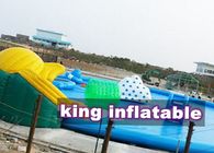Piscine gonflable de parcs aquatiques de PVC de la coutume 0.9mm avec la glissière et jouets sur la terre