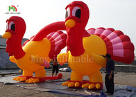 La Turquie gonflable rouge et jaune arque la publicité de promotion de thanksgiving de Joyeux Noël