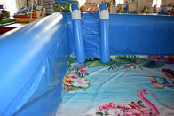 Les enfants font la fête la piscine gonflable faite sur commande avec l'échelle et le fond de impression polychrome