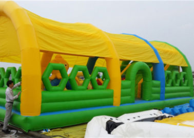 Preuve de l'eau et parc d'attractions gonflable ignifuge avec le toit en vert