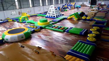 parcs aquatiques gonflables géants de bâche de PVC de 0.9mm durables avec 30 * 27m
