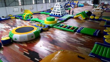 parcs aquatiques gonflables géants de bâche de PVC de 0.9mm durables avec 30 * 27m