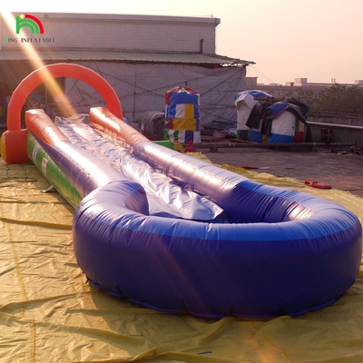Jeu d'eau gonflable une voie glissante N glisse glisse de ville avec tapis doux glisse d'eau avec piscine pour l'événement