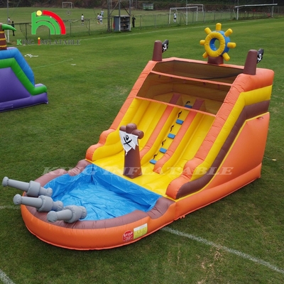 Des toboggans à eau gonflables à double voie avec piscine pour enfants