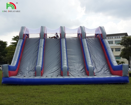 Parcours d'obstacles sur terre gonflable