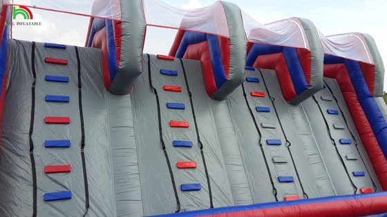 Parcours d'obstacles sur terre gonflable