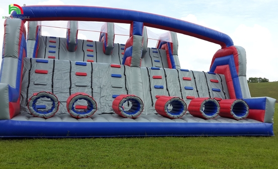 Parcours d'obstacles sur terre gonflable