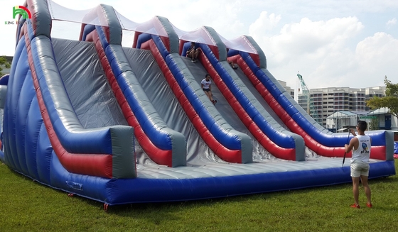 Parcours d'obstacles sur terre gonflable