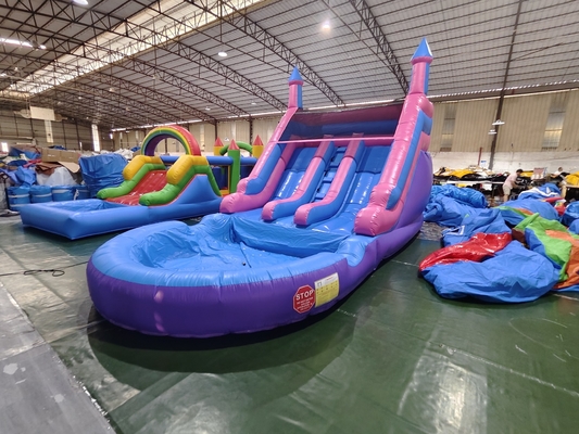 Des toboggans à eau gonflables à double voie avec piscine pour enfants et adultes