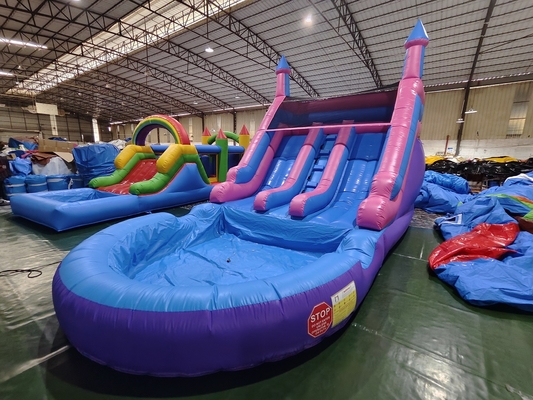 Des toboggans à eau gonflables à double voie avec piscine pour enfants et adultes