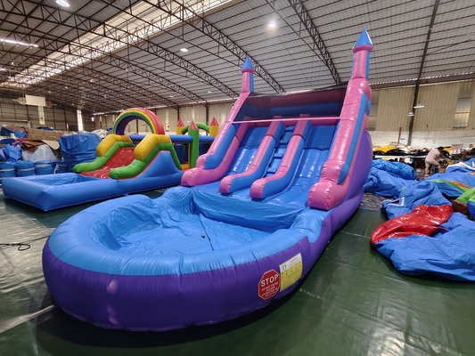 Des toboggans à eau gonflables à double voie avec piscine pour enfants et adultes