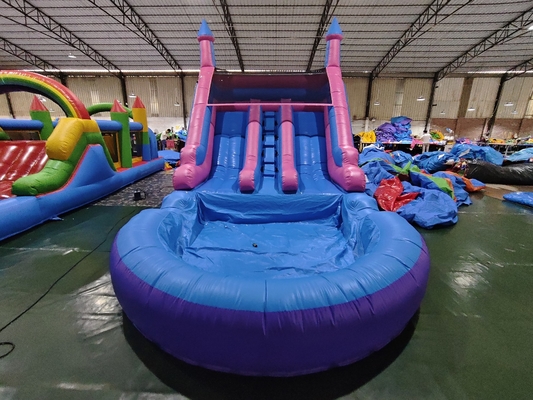 Des toboggans à eau gonflables à double voie avec piscine pour enfants et adultes