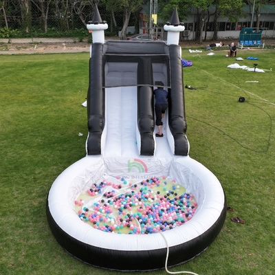 Glissière à eau gonflable Glissière à eau blanche et noire Glissière pour enfants avec piscine à éclaboussures plus grande