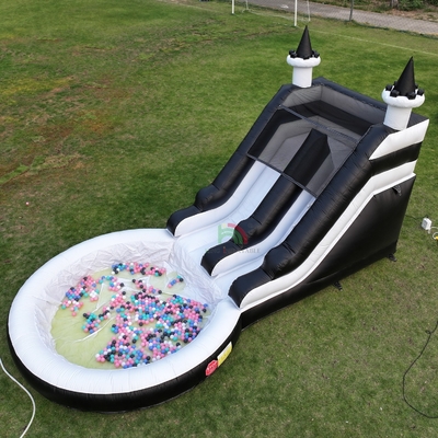 Glissière à eau gonflable Glissière à eau blanche et noire Glissière pour enfants avec piscine à éclaboussures plus grande