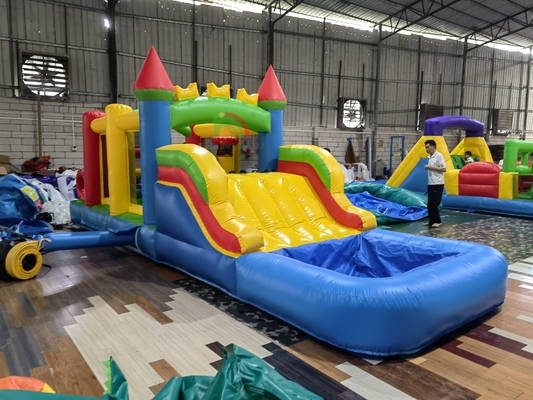 Jeu de fête en plein air dans le jardin, pelouse, gonflable, combo château gonflable, parcours d'obstacles avec toboggan, piscine et fosse à balles