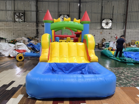 Jeu de fête en plein air dans le jardin, pelouse, gonflable, combo château gonflable, parcours d'obstacles avec toboggan, piscine et fosse à balles