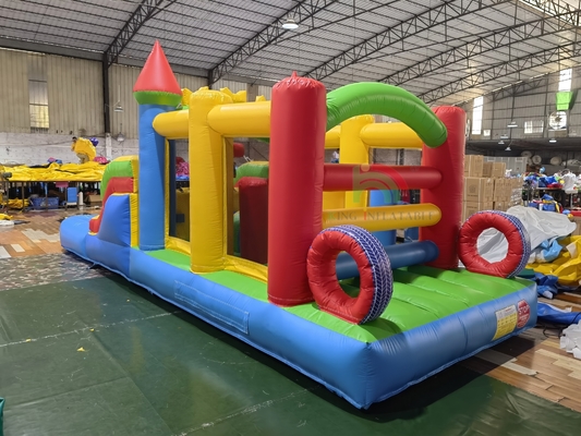 Jeu de fête en plein air dans le jardin, pelouse, gonflable, combo château gonflable, parcours d'obstacles avec toboggan, piscine et fosse à balles