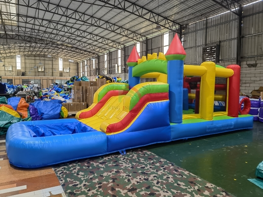 Jeu de fête en plein air dans le jardin, pelouse, gonflable, combo château gonflable, parcours d'obstacles avec toboggan, piscine et fosse à balles