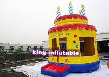 Château plein d'entrain gonflable de gâteau de joyeux anniversaire de Drawed de main pour le diamètre de la famille 4m