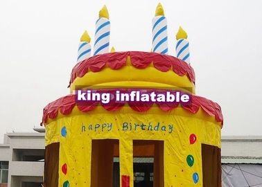 Château plein d'entrain gonflable de gâteau de joyeux anniversaire de Drawed de main pour le diamètre de la famille 4m