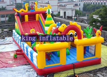 Parc d'attractions gonflable de Disney avec Mickey Mouse et le canard de Donald