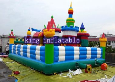 Parc d'attractions gonflable de Disney avec Mickey Mouse et le canard de Donald