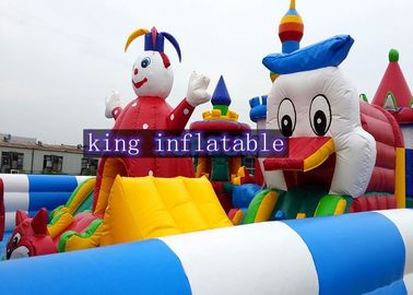 Parc d'attractions gonflable de Disney avec Mickey Mouse et le canard de Donald