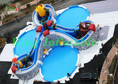Parcs aquatiques gonflables énormes avec des personnages de dessin animé, glissières, piscines