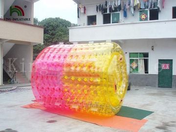 L'eau gonflable de parc d'attractions a flotté le jouet de rouleau pour l'été jouant des jeux de l'eau