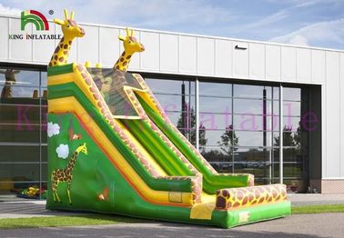 La glissière sèche gonflable verte/de jaune girafe de PVC adaptent la glissière aux besoins du client pour des activités en plein air