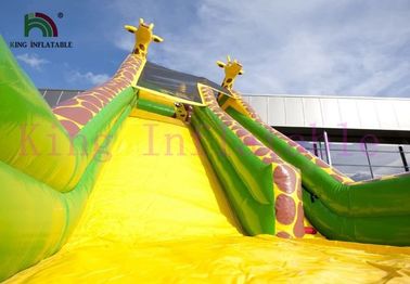La glissière sèche gonflable verte/de jaune girafe de PVC adaptent la glissière aux besoins du client pour des activités en plein air