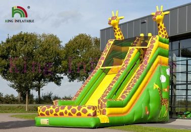 La glissière sèche gonflable verte/de jaune girafe de PVC adaptent la glissière aux besoins du client pour des activités en plein air