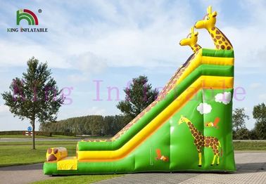 La glissière sèche gonflable verte/de jaune girafe de PVC adaptent la glissière aux besoins du client pour des activités en plein air