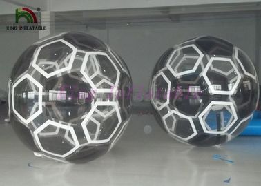 Type du football promenade gonflable sur la boule de l'eau, jeux noirs de sports aquatiques d'enfants