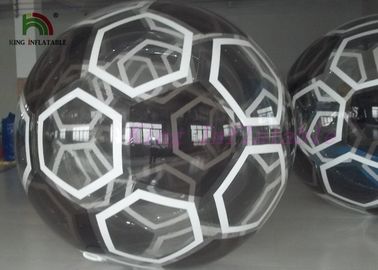 Type du football promenade gonflable sur la boule de l'eau, jeux noirs de sports aquatiques d'enfants