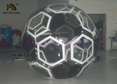 Type du football promenade gonflable sur la boule de l'eau, jeux noirs de sports aquatiques d'enfants