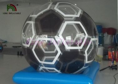Type du football promenade gonflable sur la boule de l'eau, jeux noirs de sports aquatiques d'enfants
