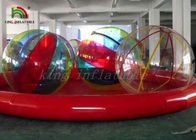 Promenade gonflable multicolore sur la boule de l'eau, jeux drôles de piscine d'eau d'été d'enfants