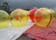 Promenade gonflable de boule jaune sur la boule de l'eau pour l'amusement d'enfants