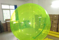 Promenade gonflable de boule jaune sur la boule de l'eau pour l'amusement d'enfants