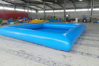 La place forment la piscine gonflable de 0.65m pour les jeux de boule extérieurs de l'eau