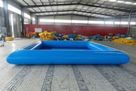 La place forment la piscine gonflable de 0.65m pour les jeux de boule extérieurs de l'eau